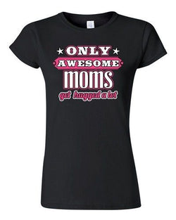 Junior New Only Awesome Mom Get Hugged A Lot Mommy Mother Gift Funny T-Shirt Tee