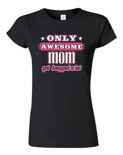 Junior Only Awesome Mom Get Hugged A Lot Mommy Mother Gift Funny T-Shirt Tee